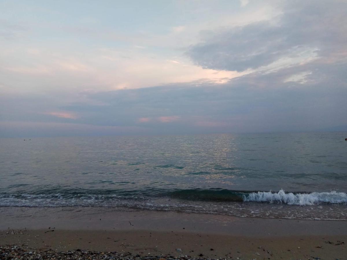 Вілла Right Across The Sea Nea Kallikrateia Екстер'єр фото