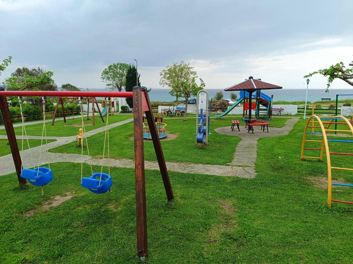 Вілла Right Across The Sea Nea Kallikrateia Екстер'єр фото
